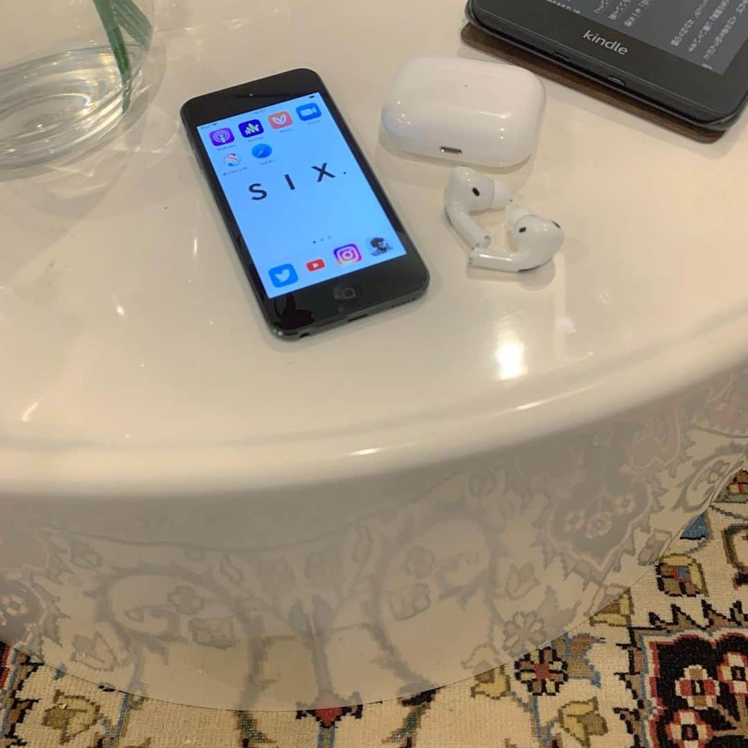 久保雄司さんのインスタグラム写真 - (久保雄司Instagram)「今更だけど AirPods Pro と iPod 買ったよ🥸  読書はKindle📙  #思い立ったら即行動 #久保雄司 #クボさん  #Twitter #Instagram #clubhouse  #アカウントは@six_kuboyuji #followme ♪」1月29日 20時05分 - six_kuboyuji