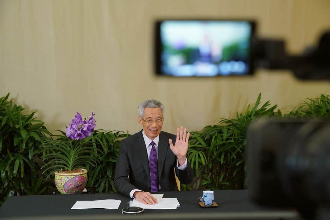 リー・シェンロンのインスタグラム：「Honoured to address distinguished participants at the @worldeconomicforum #DavosAgenda Week Special Address on the State of the World today.  The world has changed beyond imagining since then. Economies around the world have been ravaged by border closures and lockdowns. Countries have experienced second and third waves of infection, and new variants of the virus are emerging. Meanwhile, other long-term challenges remain, like climate change, which is accelerating dangerously.  Global cooperation to tackle shared challenges has never been more critical. Forums such as the WEF not only promote dialogue, but bring together leaders from small and large countries, industry, and civil society.   I look forward to meeting these leaders in person at the #wef2021 meeting here in Singapore in May. Let us build upon the discussions at this Davos Agenda Week and forge a new path forward. – LHL  (MCI Photo by Lee Jiawen)」