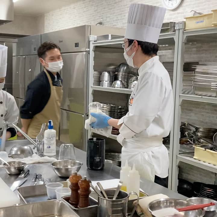 札幌ベルエポック製菓調理専門学校【公式】のインスタグラム：「製菓・調理師科2年生  ✨特別授業✨  teatro di massa 料理長　新田裕也シェフにお越しいただき特別授業をしていただきました😊  新田シェフはイタリア修業後 今のイタリア最先端の料理を 北海道の素材を中心に 表現されている札幌を代表する イタリアンシェフ🇮🇹  シェフ👨‍🍳のお店は 「すすきの」駅から徒歩7分。 北海道札幌市中央区南三条西8-7 大洋ビル2F ランチ営業もされていますので ぜひオープンキッチンでワクワクする空間を体験してください😆  #ベルエポック  #おでかけ授業 #特別授業 #業界直結 #プロから学ぶ #本物 #学び #製菓  #調理  #カフェ  #製菓調理専門学校ベルエポック #衛生管理  #食材教育 #札幌ベルエポック製菓調理専門学校 #いろいろな体験と #たくさんの出逢い #可能性が広がる #ベルエポック #学ぶ #身につく #技術 #instagram」