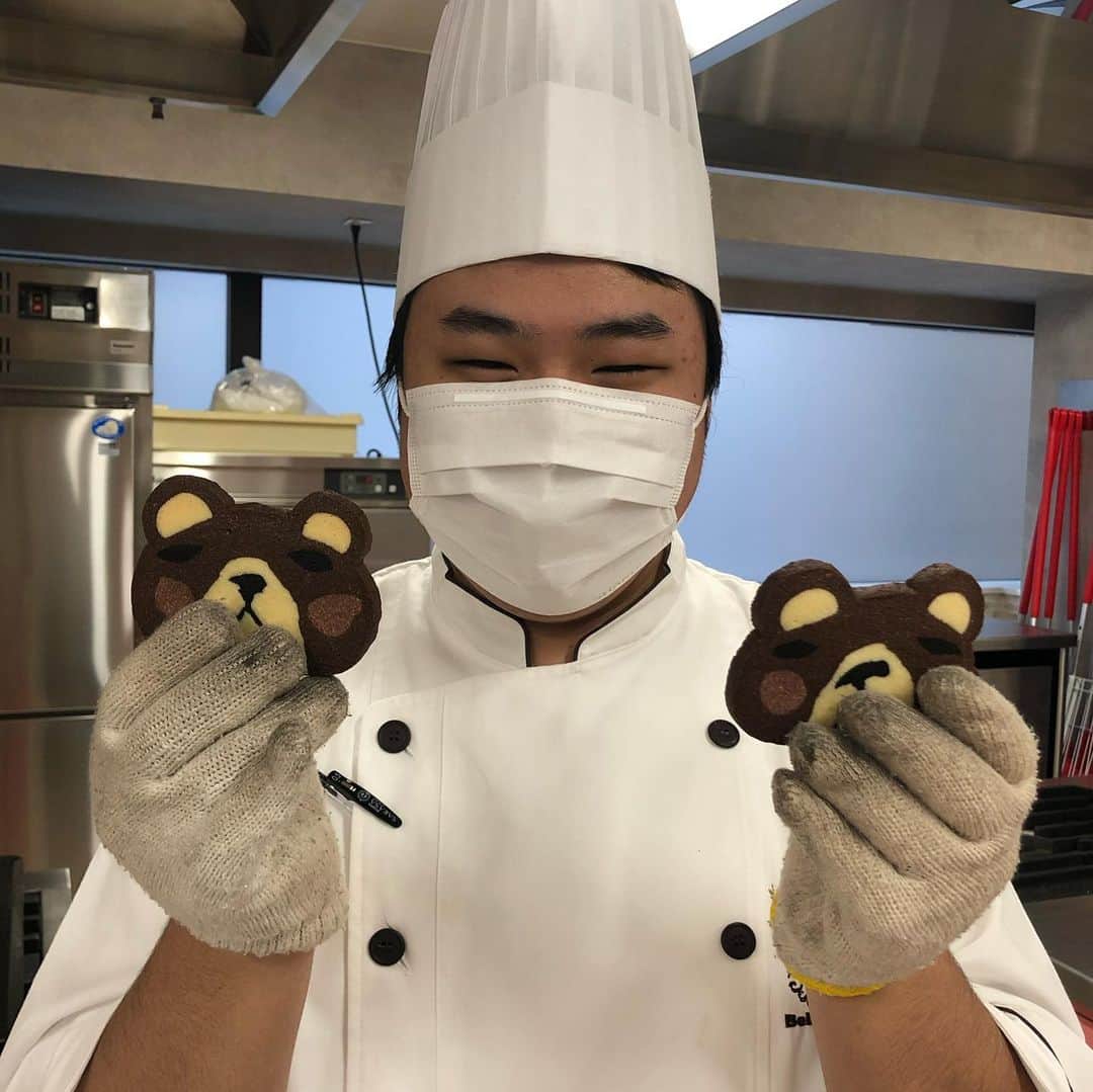 札幌ベルエポック製菓調理専門学校【公式】のインスタグラム：「清水先生の授業👨‍🍳 スイーツ実習 🍪アイスボックスクッキー🍪 かわいいくま🐻さんに 仕上がりました😊  仕上げたクッキーは 作った人に似る説　笑  食べるのがもったいないですね✨  #ベルエポック  #おでかけ授業 #特別授業 #業界直結 #プロから学ぶ #本物 #学び #製菓  #調理  #カフェ  #製菓調理専門学校ベルエポック #衛生管理  #食材教育 #札幌ベルエポック製菓調理専門学校 #いろいろな体験と #たくさんの出逢い #可能性が広がる #ベルエポック #学ぶ #身につく #技術」