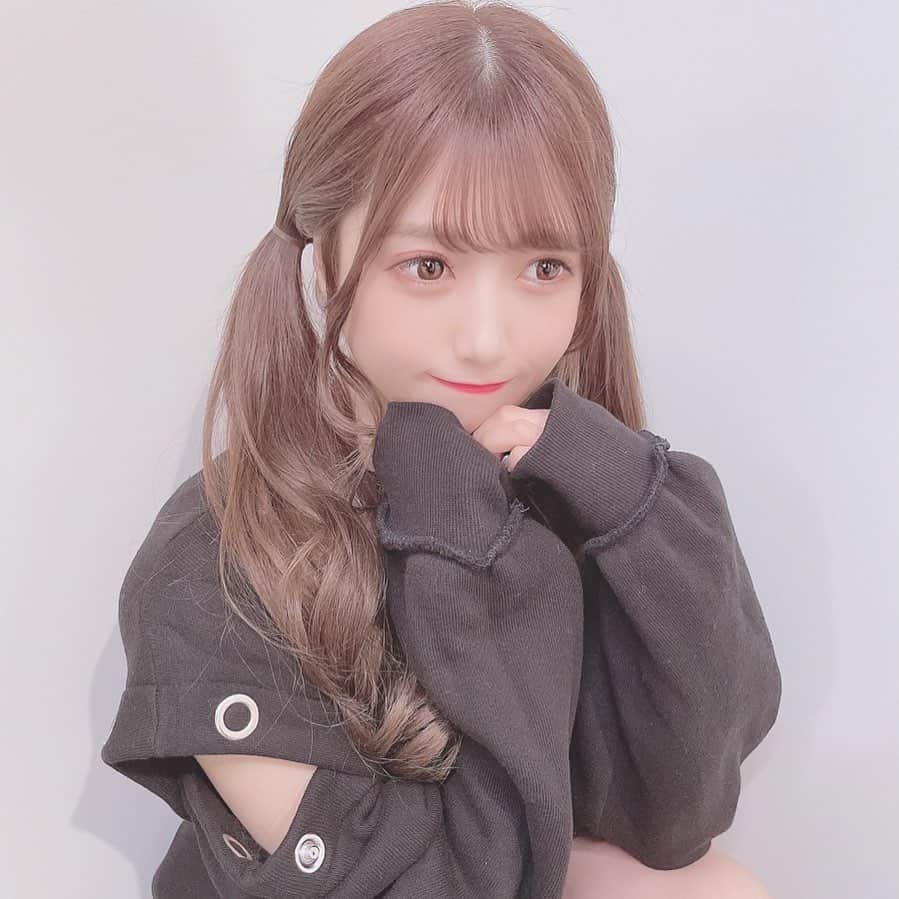田口未彩のインスタグラム：「🖤  寝るのだいすきで幸せなのに 悪夢見ると寝るの嫌になるよね、 でも今日も今日とてめっちゃ眠い はやく寝たいなあ😪😪😪 きょうはしあわせな夢みれますように  #ツインテール　#ブラックコーデ　#ロック　#ロックコーデ　#jouetie #ジュエティ　#ヘアアレンジ　#ヘアカラー　#ブラウンカラー　#アイドル　#量産型　#量産型ヲタク #地雷　#地雷女　#メンヘラ」