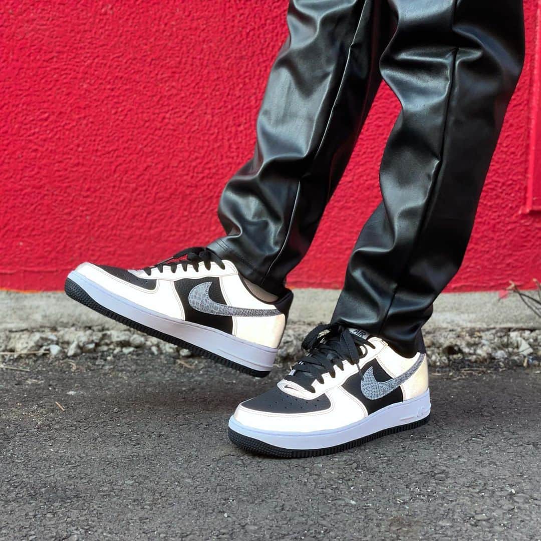 のインスタグラム：「. 2001年の登場から20年ぶりにNIKE AIR FORCE 1 Bが待望の復刻✨1982年の発売以来、ありとあらゆる素材や色のバリエーションを生み出してきたAIR FORCE 1の中でも、特に復活を待ち望む声が多かった"黒蛇"が20年ぶりに復刻致します！！2001年当時 "エア フォース1 B"シリーズの一環、スネークスキンをあしらった名作"白蛇"の第2弾として日本企画である“CO.JP”としてリリースされた通称"黒蛇"。シルバーのオーバーレイは光を反射する3M Reflecive（リフレクティブ）素材が採用されており、フェイクスネークスキンのスウッシュの組み合わせが、タフでクールな一足となっております🔥 2/5(FRI)より発売。ぜひお見逃しなく！！  #atmos#atmospink#アトモス#アトモスピンク#スニーカー#スニーカー女子#NIKE#ナイキ」