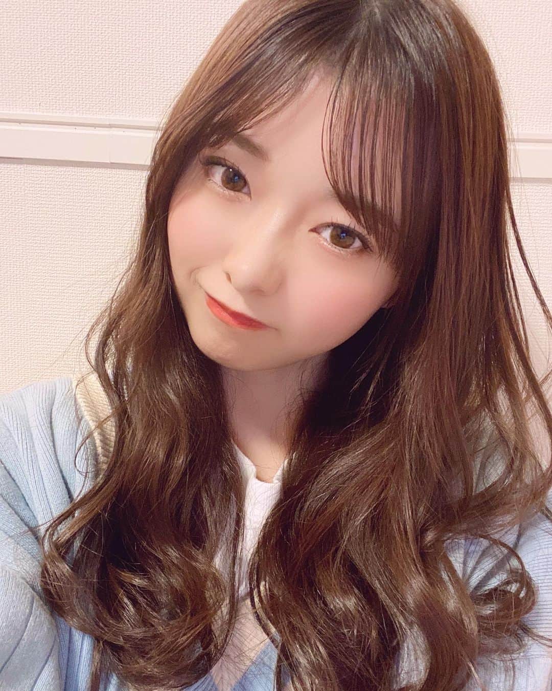 涼本理央那のインスタグラム：「﻿ ﻿ 前髪分けたのと分けてないばーじょん⚡️﻿どっち派？ ﻿」