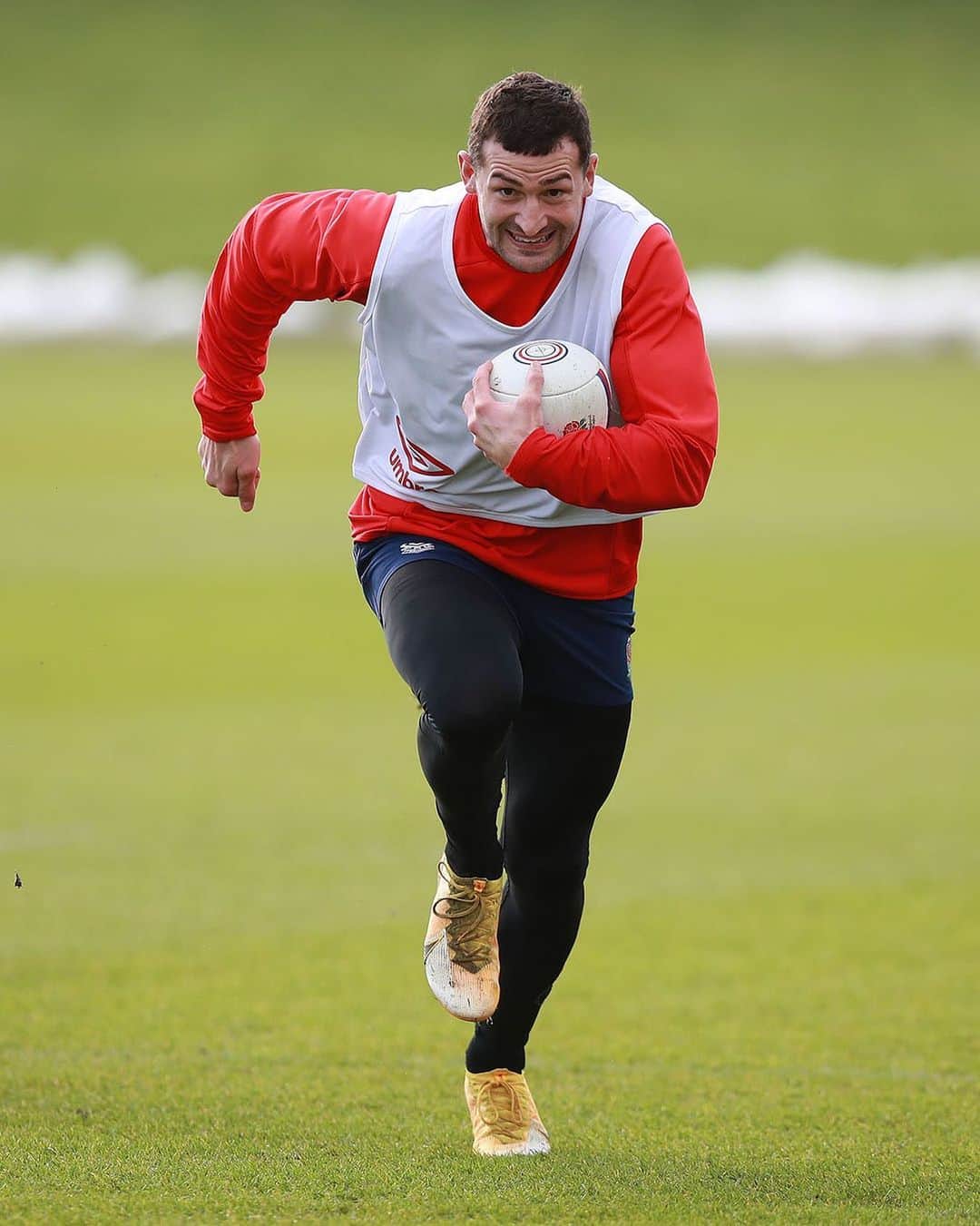 ラグビーイングランド代表のインスタグラム：「Sprinting towards the #GuinnessSixNations like ☝️⚡️🧨」