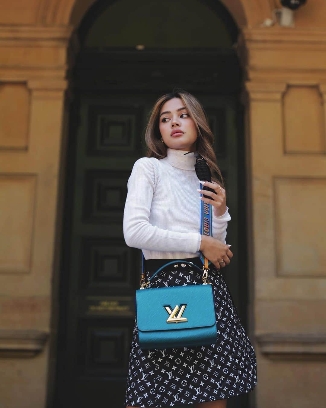 リリーマイマックのインスタグラム：「This strap & bag! 🤩 love the pop of colour @louisvuitton」