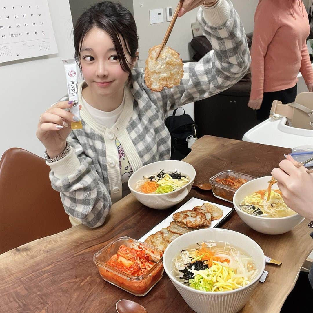 チョ・ミニョンさんのインスタグラム写真 - (チョ・ミニョンInstagram)「햅삐 금요일🎉 유안이 볼 겸 새언니네 기생충 짓 하러 왔지요 ❤️ 오늘 민기삼촌 요리는 “ 강판에 갈은 감자전 + 잔치국수 + 오뎅무침 “ ⠀⠀⠀⠀⠀⠀⠀ 이 집 나날이 요리사 실력이 일취월장이라 오는 횟수를 늘려야 겠구만유~ 😉 ⠀⠀⠀⠀⠀⠀⠀ 모두 금요일 즐거운 저녁시간 되세요💗」1月29日 20時14分 - xxjominxx