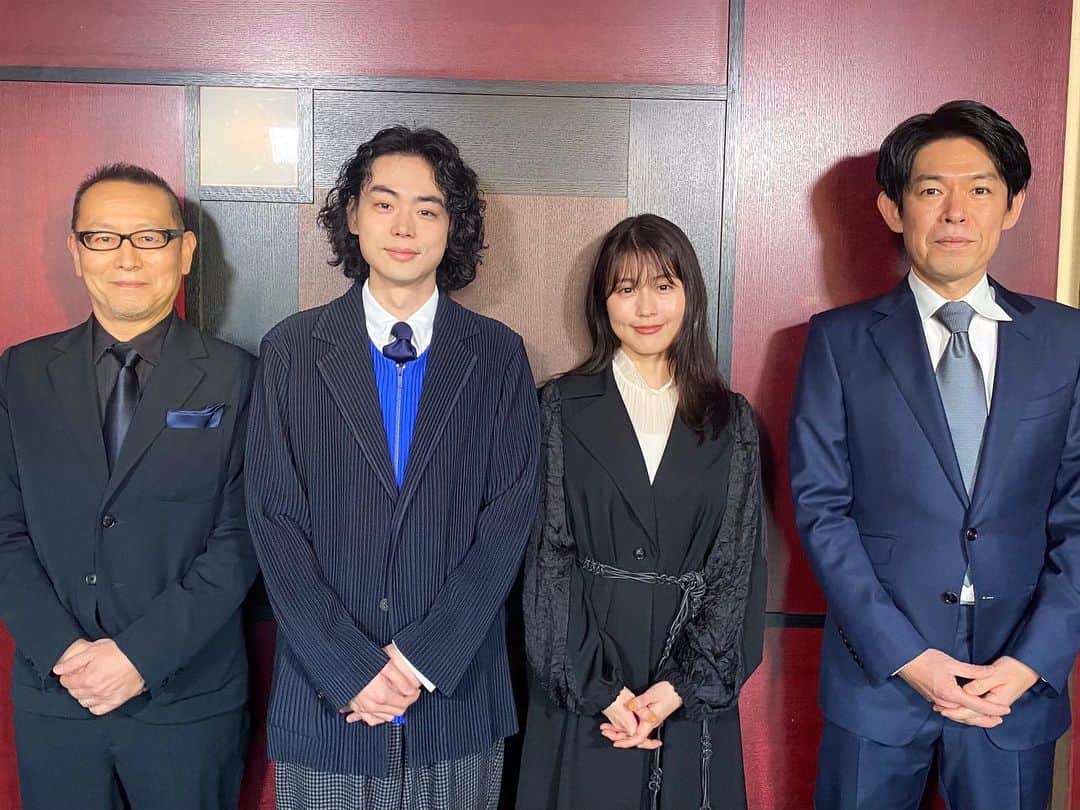 坂元裕二のインスタグラム：「初日舞台挨拶でした。ありがとうございました。以前もありましたが、また襟出てます。同じ失敗を繰り返し、つらいです。」