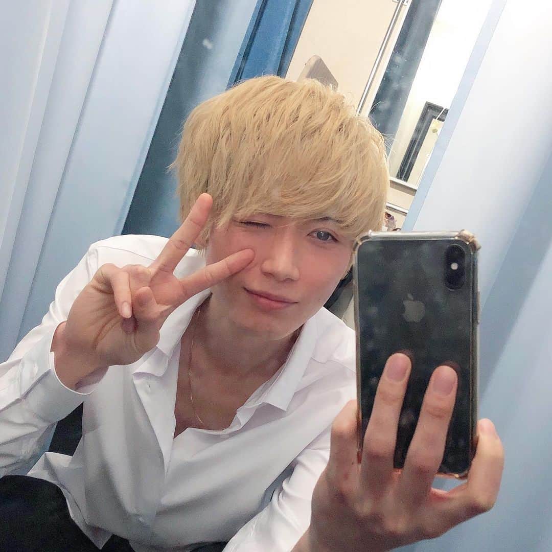 飛田 一樹のインスタグラム：「鏡の汚れでなんだか汚い       #胸元がセクシーじゃないのは何故でしょうか #舞台 #朗読劇 #ハイトーン #ハイトーンカラー #俳優 #白シャツ #フォローしてください #切実に」