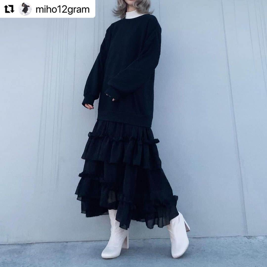 ショップにこにこさんのインスタグラム写真 - (ショップにこにこInstagram)「#Repost @miho12gram ♡ with @make_repost ・・・ . . . @shopnikoniko のブーツ！！！ . . . この日はロング丈のワンピースと合わせて 脚は出さないコーデした！！！！ . . ホワイトだと印象が明るくなって 可愛い〜 . . . このブーツはヒールの高さが7cmあるの！！！ もうそれがうれしすぎて… . . しかもファスナーもなしで着脱しやすいの！ . 通販だから合わなかったら怖いな〜って 思ってたんだけど見栄えも良いし歩きやすくて大満足！！！！！ . . . 身長盛れるし脚も綺麗に見えるから 今度ミニスカートと合わせて履きたいな〜 . . . . . ちなみに、ZOZOTOWN店限定で タイムセールをやってるよ！！！ . 3,828円 → 2,380円になる！！ . 期間は1/29(金)20：00～2/2(火)11:59まで だよ！！ . . . 値段も安いし もう一つブラックも欲しい気持ち！ . . 最近履いてるブーツは5cmで 少し低いから7cmも欲しくなってきてる！ . . やっぱブーツって可愛い^_^ . . . . . . . . . . . #古着すきな人と繋がりたい #古着 #今日の服  #古着好きな人と繋がりたい #古着女子 #おしゃれさんと繋がりたい  #おしゃれさんと繋がりたい #お洒落さんと繋がりたい #写真好きな人と繋がりたい  #被写体 #ポートレート #シンプルコーデ #ootd #instalike #fashion #instafashion #シンプルコーデ #ストレッチショートブーツ #ストレッチブーツ #ショートブーツ #低身長コーデ #低身長ファッション #白黒コーデ #モノトーンコーデ #ハイトーンボブ #ショップニコニコ_zozotown」1月29日 20時16分 - shopnikoniko