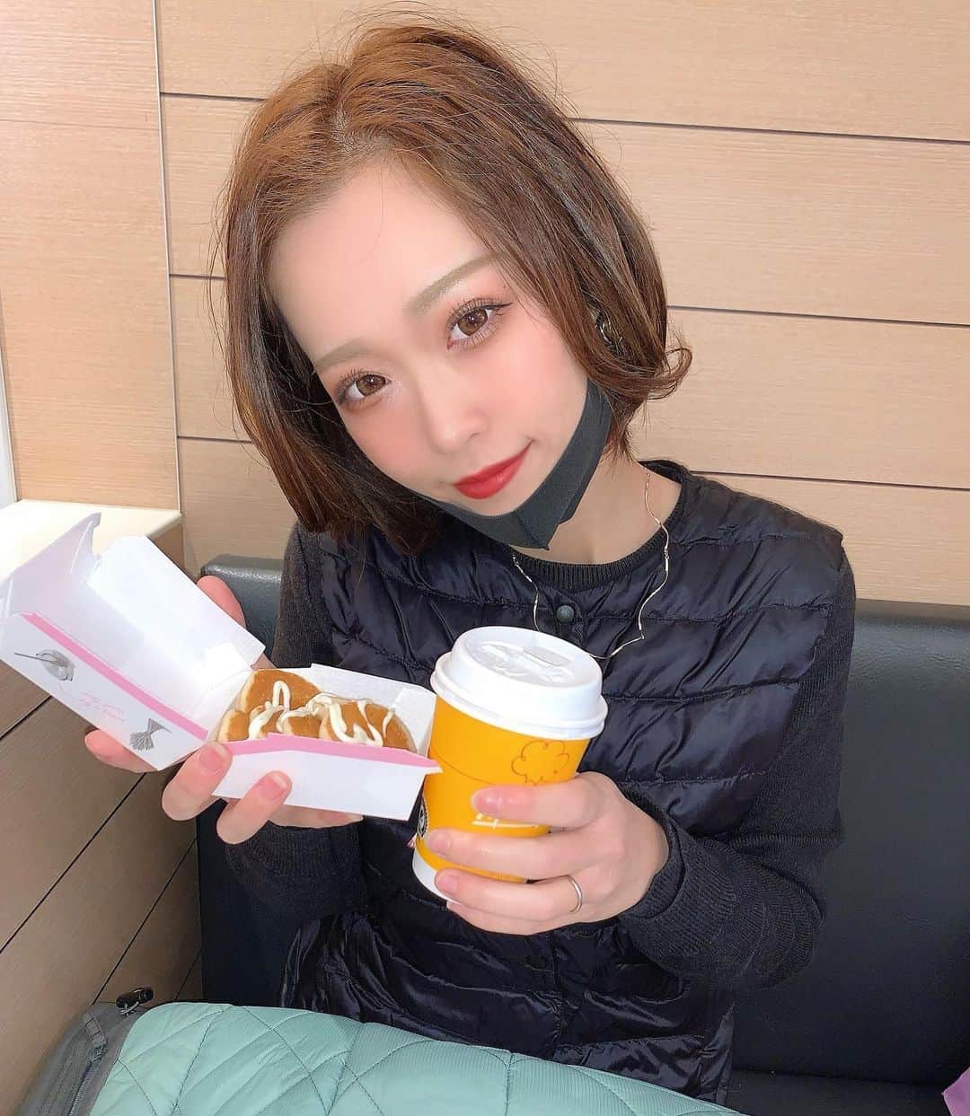 こっちゃんのインスタグラム：「大学生の時、マクド好きすぎて 十三のマクドでチキンナゲット5ピース食べたあとに 追加で30ピース1人で食べて、 机まで持ってきて貰った店員さんに苦笑いされたな  あの頃の胃は無限大♾やったな。 ソースは絶対バーベキュー  . . . . . . . . . . #マクドナルド  #チキンナゲット #カラコン #ショートヘア  #셀카  #미용 #좋아요 #富山」