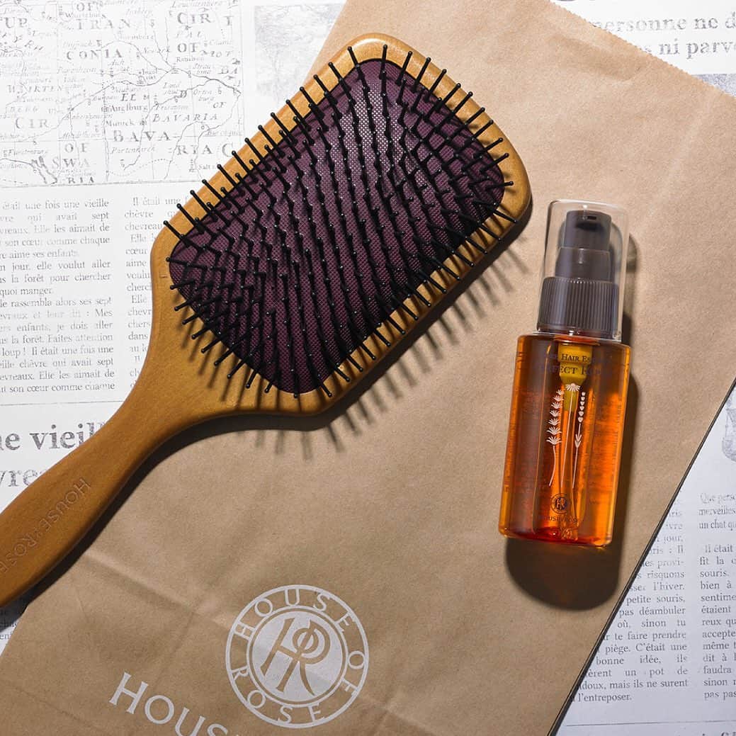 ハウス オブ ローゼ公式さんのインスタグラム写真 - (ハウス オブ ローゼ公式Instagram)「頭皮の健康と毛先のうるおいを保ちたい！💇🏻‍♀️✨  -------------- ハーブヘアエッセンス パーフェクトリペアは毛髪保護成分のラベンダー油・カミツレ油・ローズマリー油と保湿成分の加水分解シルクを配合した髪用美容液💕  髪の内部と表面へのアプローチでしっとりサラサラな髪に仕上げます😌  心地よい天然精油のハーブブレンドの香り🌿  ヘアエッセンスを塗る前にブラッシングをすると髪のもつれなく１本1本に美容液が行き渡ります❣  パドルヘアブラシは適度なクッション性があり、広範囲の髪を均一の力でとかし、頭皮のマッサージにも使えます◎  パドルヘアブラシはウインターセール対象商品です。  通常 税込1,980円のところ、今だけ税込1,540円！ お得な機会にぜひお求めください。  ウインターセールは2021年2月28日（日）まで。  #ハウスオブローゼ #houseofrose #haircare #コスメ #ヘアケア #おうち美容 #頭皮 #巣ごもりケア #美容 #乾燥 #2021 #うるうる髪 #美容液 #うるおい #さらさら #cosmetics #おすすめ #パドル #massage #マッサージ #ブラシ #育毛 #パサつき」1月29日 20時22分 - houseofrose.jp