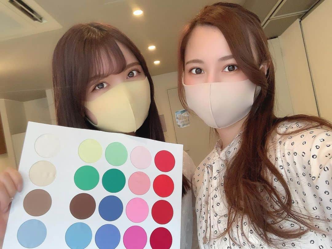 Chihiroのインスタグラム：「美人百花flowers同期の まなちゃんが来てくれた時の診断風景💠  パーソナルカラー診断では メイクや髪色、服の色の傾向を効果的にアドバイスしていきます🎨  ただし、「パーソナルカラーの活用法」は似合うものだけにこだわりすぎなくてもOK🙆‍♀️  今日は似合う色で揃えよう！ とか 今日は目立ちたくない気分だから、あえてパーソナルカラーを外そう！ なんてことも出来るんです🥳  『似合う』『馴染む』『調和する色』 を知ってるからこそ『おしゃれ』に見えるアレンジができるし、『似合う』を知ってるからこそ似合わないものが流行っている時も対応できる！  『似合う』を知ることは、 縛られることではなく よりおしゃれの幅を広げること、対応力を養うことだと思っています！  だからパーソナルカラー診断は胸を張っておすすめできるんです🥰  〜〜〜〜〜〜〜〜〜〜〜〜〜 【パーソナルカラー診断】 栂野のメニューはプロフィール欄のURLよりご覧いただけます。  ■2月のご予約 土日枠は残りわずかです。 平日は調整できる日もございますので、お問い合わせください！  ■場所 東京都港区　  ご質問等ございましたら お気軽にDMをください🥰  #パーソナルカラー診断 #パーソナルカラー診断東京 #美人百花flowers  #美人百花flowers2期生  #美人百花 #イメージコンサルタント  #イメージコンサルタント東京 #パーソナルカラー」