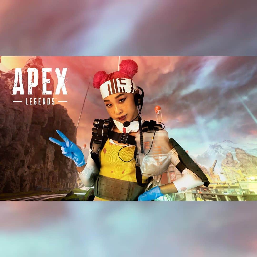 青山テルマのインスタグラム：「遂に!! #エーペックスレジェンズ に登場する ライフラインのコスプレをしてみました🥺❤️🙏🏼 ずっと似てるって言われてたし、コスプレしてみたかったから嬉しい😂🥺 . なんと2月3日からシーズン８も始まるし、　 無料で遊べるゲームなので是非プレイしてみてね!! その時はライフライン使ってね😂❤️😉 . #apexlegends #apexcosplay #エーペックスレジェンズ #PR @playapex」