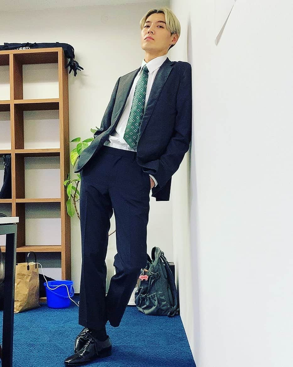 岡本伸明さんのインスタグラム写真 - (岡本伸明Instagram)「Here We GoのＭＶ撮影の衣装！  たまにはスーツね、たまにはね、、、  #thetelephones #ローソンプレリクエスト先行受付中 #隠しきれないほうれい線 #あと少しで38歳」1月29日 20時24分 - nobu_okamoto2