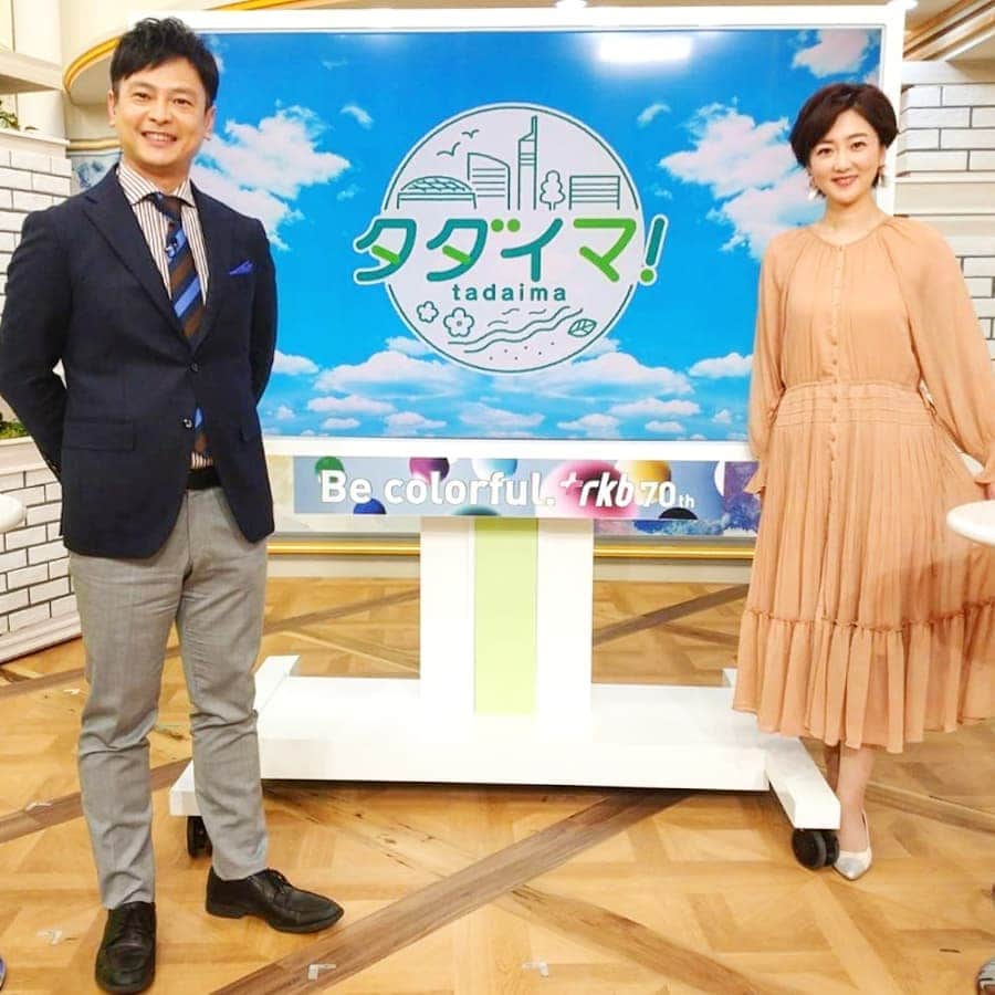 のインスタグラム：「今日の衣装でした🍀  明日の朝も寒そうですよ！  皆様、良い週末を🤗✨」