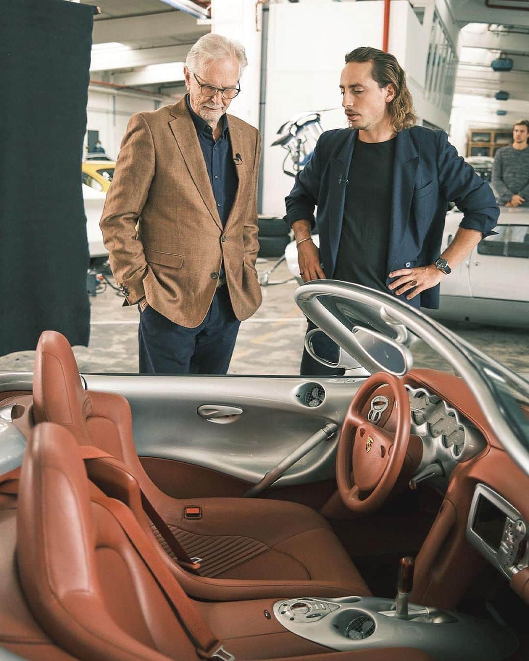 Porscheさんのインスタグラム写真 - (PorscheInstagram)「Take a walk amongst legends with Porsche designers as they stroll past generations of the Boxster, highlighting elements of old that have been turned into something new, exclusively for the limited edition Boxster 25 years. Link in bio. __ Boxster 25 years: Fuel consumption combined: 10,9 - 10,1 km; CO2 emissions combined: 247 - 230 g/km I  https://porsche.click/DAT-Leitfaden I Status: 01/2021」1月29日 20時28分 - porsche