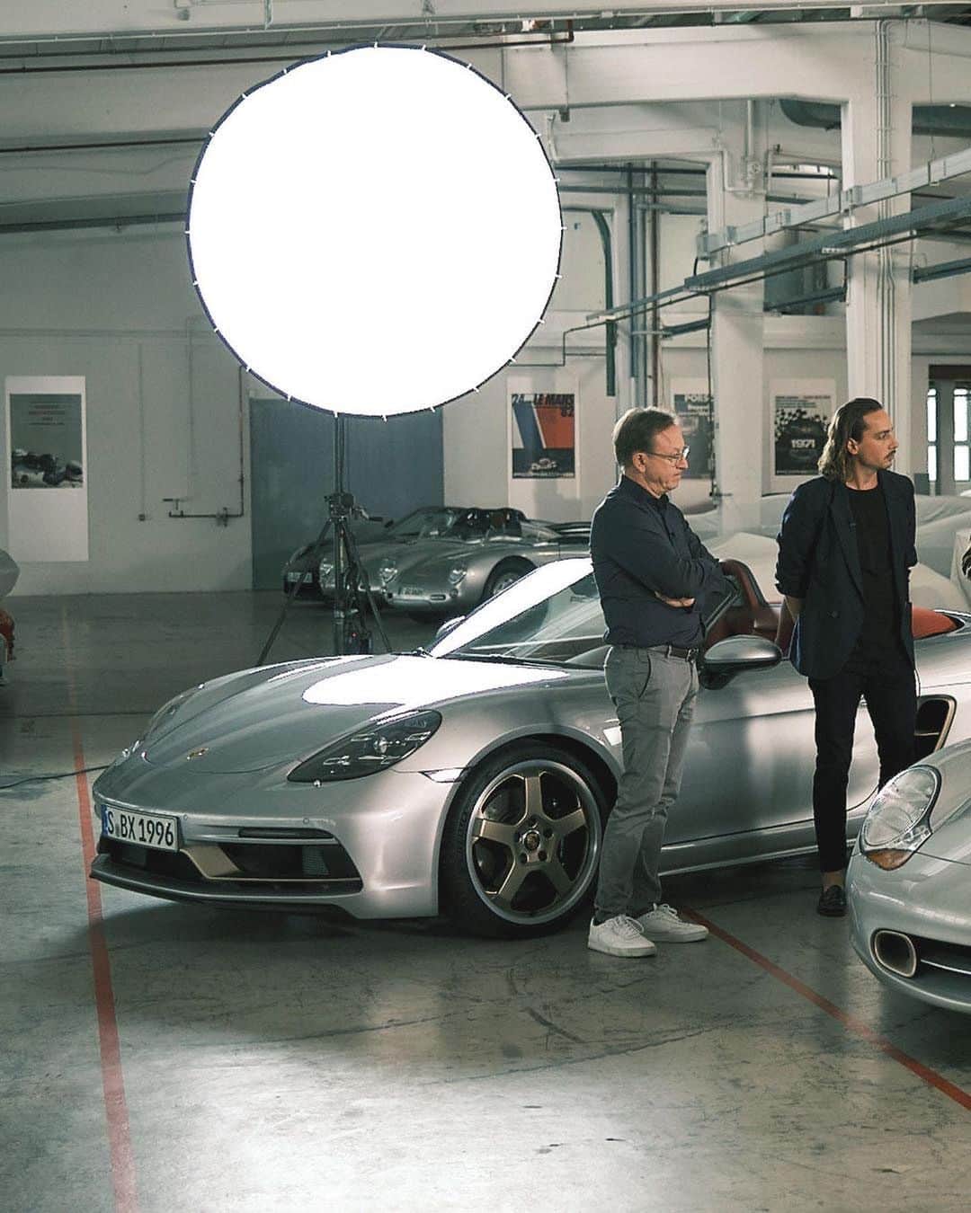 Porscheさんのインスタグラム写真 - (PorscheInstagram)「Take a walk amongst legends with Porsche designers as they stroll past generations of the Boxster, highlighting elements of old that have been turned into something new, exclusively for the limited edition Boxster 25 years. Link in bio. __ Boxster 25 years: Fuel consumption combined: 10,9 - 10,1 km; CO2 emissions combined: 247 - 230 g/km I  https://porsche.click/DAT-Leitfaden I Status: 01/2021」1月29日 20時28分 - porsche