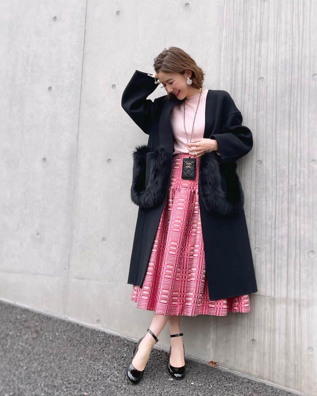 kiyomi medeirosさんのインスタグラム写真 - (kiyomi medeirosInstagram)「pink × black💓💓🐜🐜 ピンクはやっぱり気分を上げてくれるね😊✨✨ ピンクグラデにブラック小物とコートを合わせて大人っぽく💕💕  coat,skirt…#drawer tops…#soimeme @ronhermanjp  shoes…#gianvitorossi cardcase…#chanel  イヤリング…#casa_celeste   #GianvitoRossi#GianvitoRibbon#MyGianvito #ピンク#pink#ブラック#シャネルカードケース#シャネルカードホルダー #fashion#outfit#instagood#instalike#instafashion#ootd#cordinate#style#ファッション#コーディネート#コーデ#ママコーデ#大人可愛いコーデ#大人可愛いヘア」1月29日 20時30分 - kiyomimedeiros
