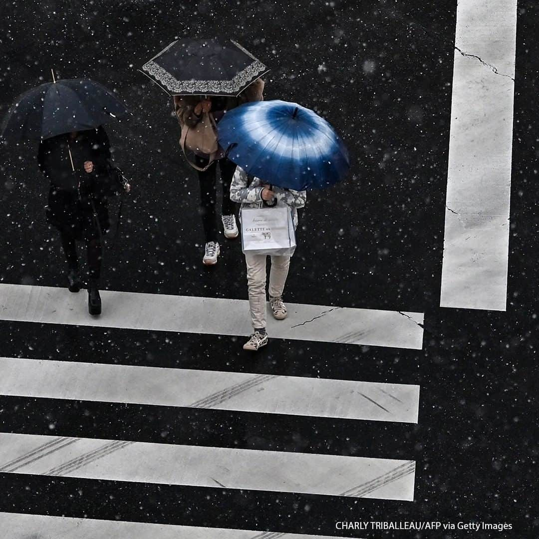 ABC Newsさんのインスタグラム写真 - (ABC NewsInstagram)「People use umbrellas to shield themselves from the rain and snow while crossing a street in Tokyo, Japan. #japan #tokyo #street」1月29日 20時30分 - abcnews