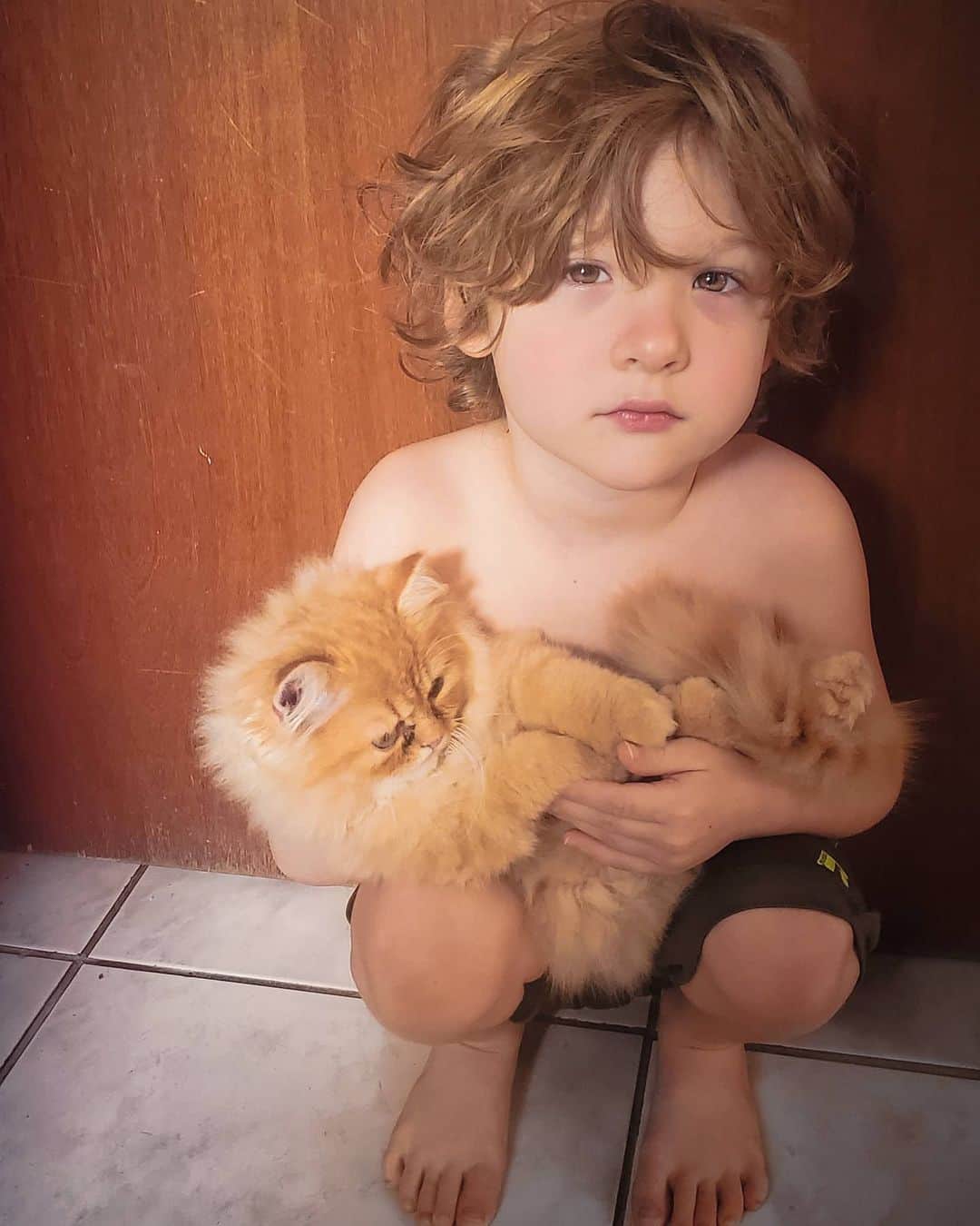 Anna Vargasのインスタグラム：「Agora o Ragnar levanta da cama toda manhã, meio dormindo ainda pega o Lion no colo como se fosse um bebezinho e vai pra sala assistir desenhos. É bonitinho de ver! 😍 Ele ganhou dois gatinhos nesse Natal. Amou os dois, mas o Lion, esse aí das fotos, se mostrou mais tolerante com os momentos "Felícia" dele. 😆 Reparem no olhar apaixonado do gatinho pra ele... 🥰 Semana que vem devem retornar as aulas presenciais aqui na nossa região e eu estou um pouco preocupada com a situação toda, ainda sem ter uma posição definida sobre o assunto nesse momento em que "segunda onda" parece estar arrebentando bem nas nossas costas... Como está por aí onde você mora? As crianças estão na escola? Você acha prudente retornar à normalidade nesse momento? . Obs.1: Já desmontei a árvore. 😆 Esse vídeo foi feito há umas 4 semanas. Obs. 2: Como vocês podem perceber pela bela execução da letra, Nana Neném nunca foi um hit por essas bandas. 😌 Ele até deixou a coisa toda mais otimista (a Cuca foi dormir e a mamãe vai te dar um abraço: nada de perigo iminente ou abandono parental 🤣🤣🤣). . #ragnar #mylittleviking #catlover #voltaasaulas」