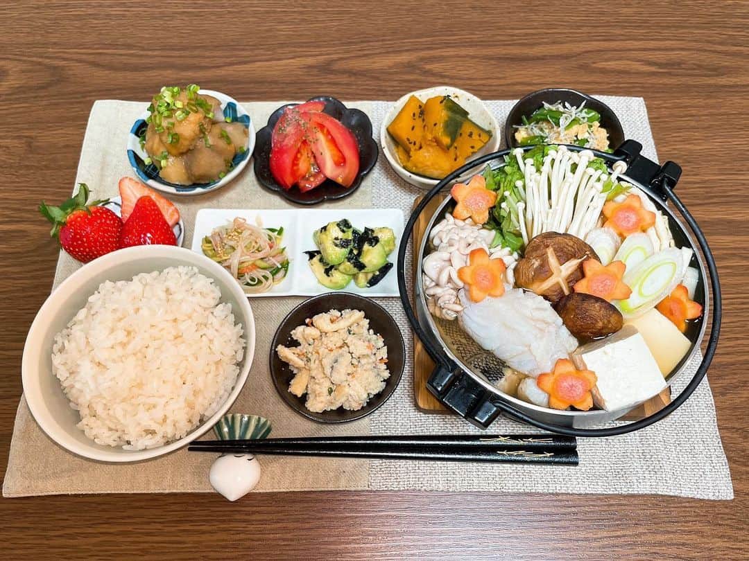 こっちゃんのインスタグラム：「この前のご飯🍚 大船渡のじじとばばに頂いた鱈と白子を使ってタラ鍋作ったよー🐟  鱈は高タンパク低カロリーやからこれからも積極的に食事に出していきたいと思っています🙂  . . . . . . #鱈 #タラ鍋 #一人鍋 #おうちごはん #夜ご飯 #自炊 #サッカー選手のごはん  #アスリート飯  #おうち時間 #ふたりごはん  #食卓 #お家ご飯 #よるごはん #晩ご飯 #献立 #献立日記 #サッカー #アスリートご飯 #手料理 #作り置き #副菜 #カターレ富山  #kataller」