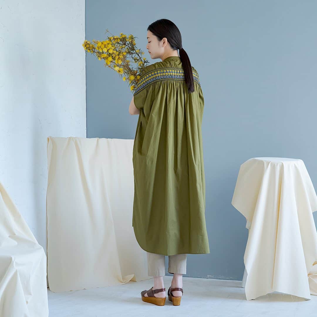 marbleSUD(マーブルシュッド) のインスタグラム：「「2021 spring & summer」 Smocking（スモッキング）  ライン状に並んだ丸いお花とクジャクの図案を、ギャザーを寄せながら刺繍をしていく伝統的なスモッキングの技法で表現しました。くしゅくしゅっとした細かなギャザーにどこか懐かしさも感じられます。  羽織にも使える“Smocking BackGatherOP”。たっぷりのスモッキングを背中に。後姿さえも美しい大人ワンピースができました。」
