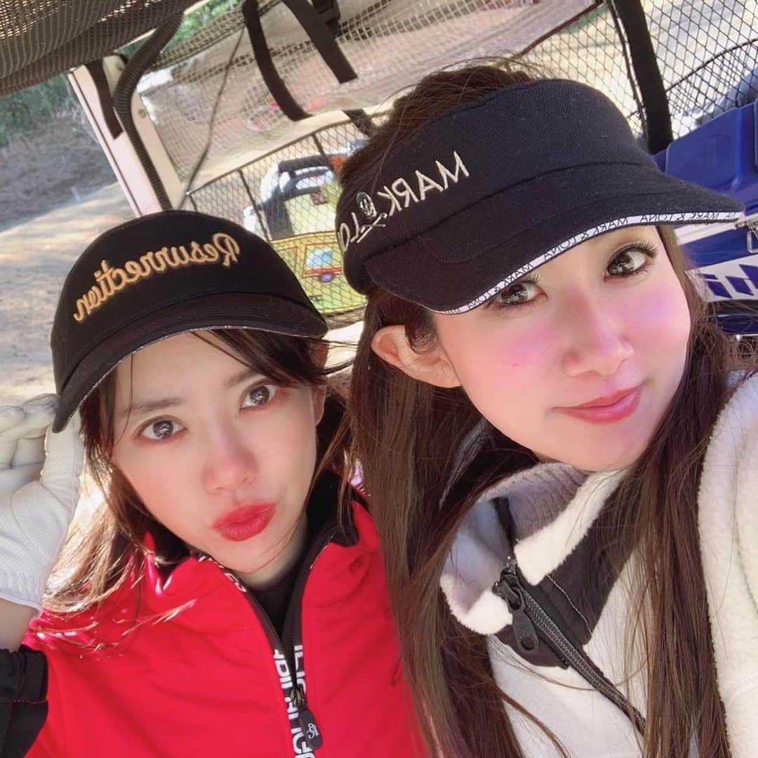 hina2221のインスタグラム：「ひさびさにゴルフ🙋‍♀️⛳️ 今日は真っ赤なアフターで久々 ハデハデコーデでした💜 ウェアは @1piu1uguale3_golf ✨ いつもベイシックカラーが多いので、たまにはよいかな🐶 ゴルフウェアって、シンプル、ハデハデどっちが好きですか？🙄 . . .  #ゴルフ好き #ゴルフ #ゴルフラウンド #ゴルフ女子 #ゴルフ上手くなりたい #ゴルフスイング #ゴルフスイング動画 #ゴルフコーデ #ゴルフ男子 #ゴルフ好きな人と繋がりたい #ゴルフ好きな人と仲良くなりたい #ゴルフウェア #ゴルフ記録 #ファッション #おしゃれさんと繋がりたい #お洒落 #ゴルジョ #スポーツ好き #スポーツコーデ  #golf #golfstagram #golfwear #golfgirl #golfswing #골프여자#골프스타그램 #골프 #골프웨어#石川遼  @hina22221」