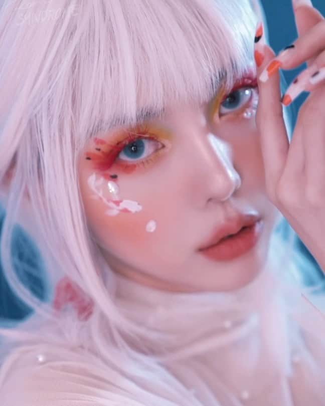 ポニーのインスタグラム：「영어 제목 오타 나서 4시간 동안 시체 물고기🧡 라는 제목으로 올라와 있던 잉어 메이크업... 아이 캔디 메이크업 너무 즐거워!」