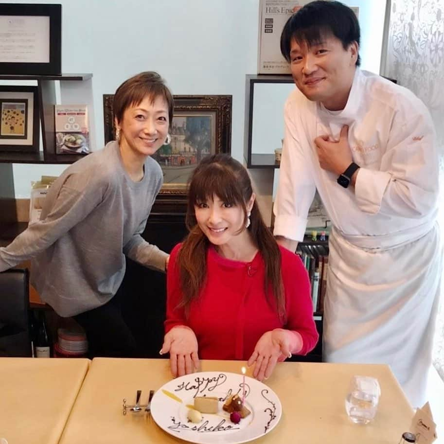 山田佳子さんのインスタグラム写真 - (山田佳子Instagram)「こんな時期なのに…﻿ わざわざMASAMちゃんがお祝いしてくれました😭……🎂💕🍷﻿  しかも低糖質、低脂質、高タンパクのローカーボ料理店で‼︎  ヘルシーなのに😭🙏💕美味しすぎて感激‼﻿ 食べても胃が軽い！ってどういうこと😱‼️  #美味しい﻿ #信じられない﻿ #低糖質﻿ #低脂質﻿ #高タンパク﻿ #グルテンフリー﻿ #ヴィーガン﻿ #ヘルシー﻿ #藤巻幸治シェフ﻿ #epicure﻿ #caringfood﻿ #元麻布﻿ #広尾﻿」1月29日 20時48分 - yoshiko117