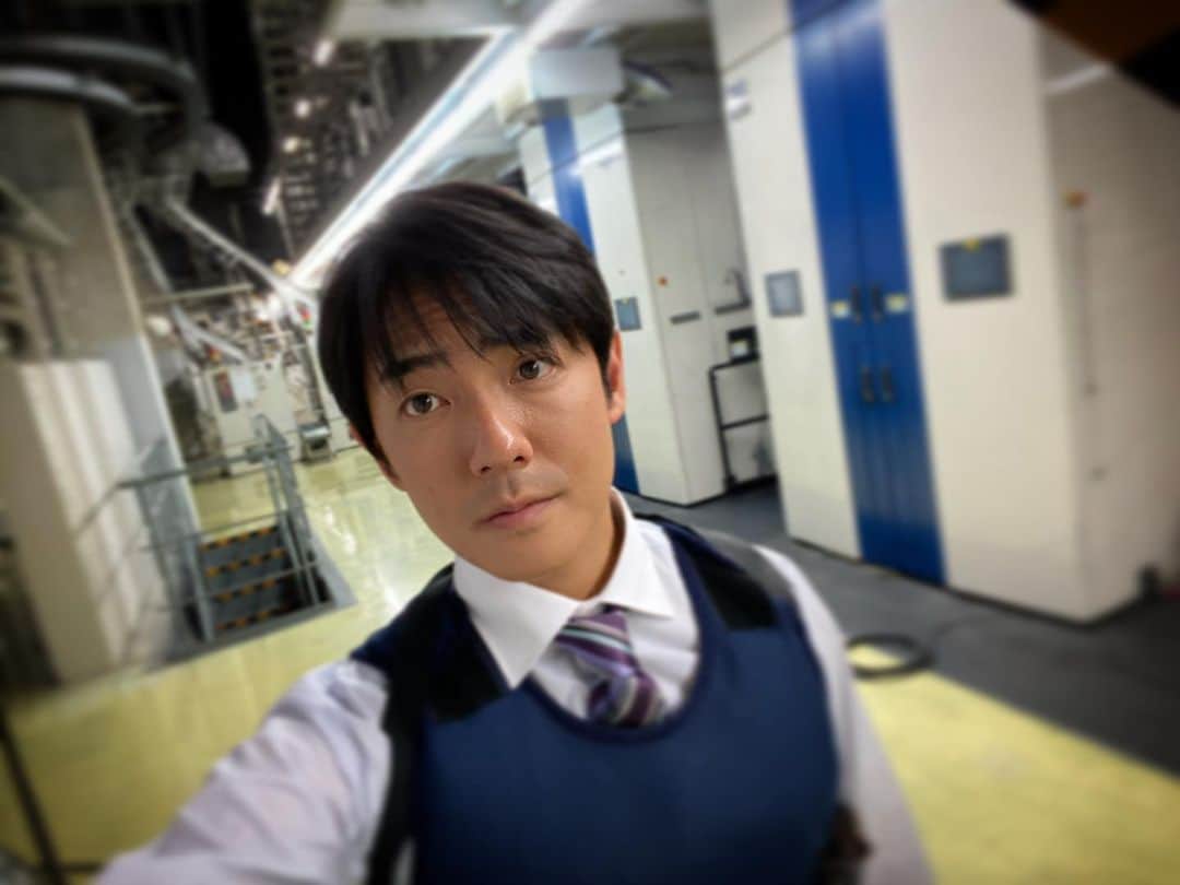 長田成哉のインスタグラム：「明日夜10時は 「レッドアイズ　監視捜査班」  迫力満点の第2話の放送です。  是非ご覧ください。 #レッドアイズ #この防弾ベスト #暖かいんです」