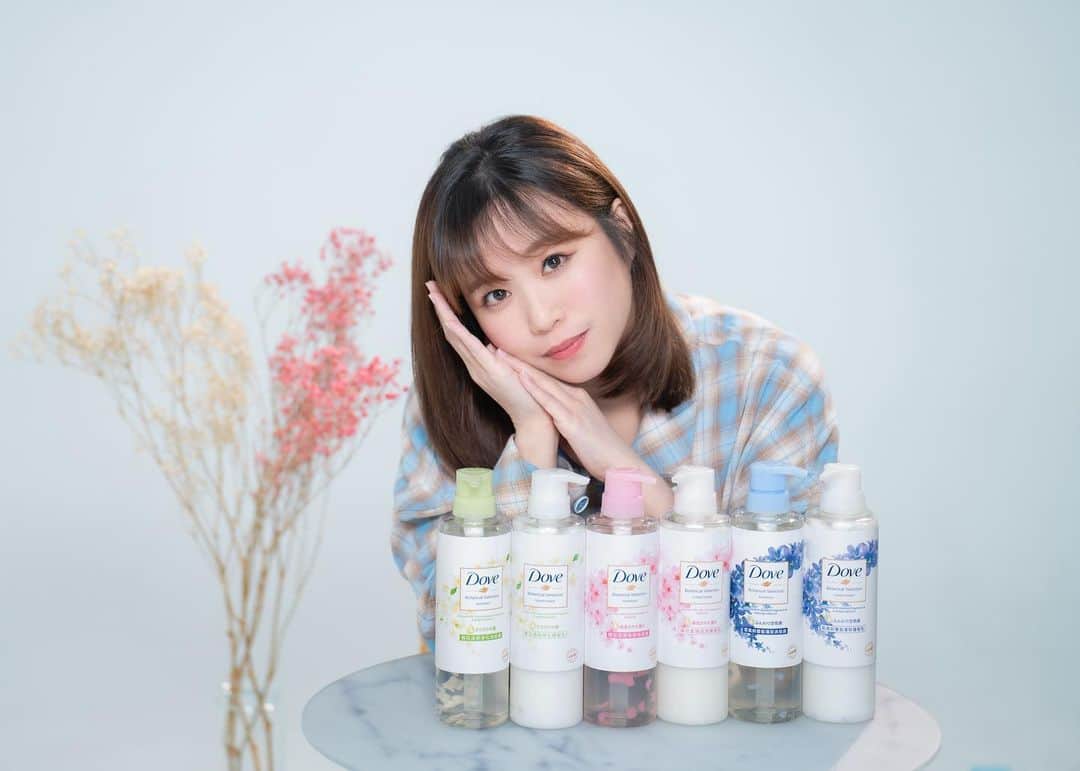 鄭茵聲のインスタグラム：「洗髮精的選擇問我最清楚了喔，好工作忙碌的時候，頭髮幾乎每天都要造型，甚至一兩個月就要染髮，選對洗髮精讓我做頭髮造型更方便，頭髮也不容易被損傷，而且我會選擇天然無負擔的成分。  推薦你們 @dove 植萃花瓣洗髮系列 因為它加入來自天然的植萃植物精華油，而且0矽靈喔。  有3款針對不同髮質的設計，最厲害的是裡面有花瓣耶，輕輕搓揉會有水潤感，讓我在洗頭髮的時候有在拍廣告的感好浪漫喔 💕  🌸多芬植萃櫻花：柔順保濕洗髮露 我自己最喜歡這個新上市的系列，因為我頭髮比較細，頭髮造型後容易受損乾燥，洗完頭髮就要保濕，所以加入摩洛哥堅果油，可以呵護皮膚和滋養頭髮，加上我也很喜歡櫻花香味。洗髮露裡有櫻花花瓣，超美的瓶身設計，看著都想天天洗頭｡  👉🏻多芬植萃藍風鈴：豐盈蓬鬆洗髮露 其實我的頭髮是細的，如果我想要做蓬鬆的造型前，我會使用這個系列，讓頭髮蓬鬆。留長髮的時候我就會想讓我的頭髮有輕盈飄逸的感覺，因為長髮就要蓬鬆輕盈才飄的起來。隨著頭髮飄起，空氣中散發夢幻藍風鈴花香味，光想像的就很有畫面。喂～不用想像啦！你也可以成為廣告中的女主角喔。 所以要為髮根注入空氣感，讓辣木籽油幫頭髮快速補水修護，秀髮輕盈不扁塌｡  👉🏻多芬植萃澄花：清爽淨化髮露 如果頭髮是油性的可以參考橙花，深層潔淨頭皮，清爽無負擔 溫柔潔淨頭髮，而且有補水葡萄籽油 讓頭髮水潤不黏膩，有清爽的橙花花香味 ｡  想多了解的人可以看這邊喔 👉https://is.gd/1ubpdW 想要30元折價券的人這邊👉https://bit.ly/3nv8e1W  最後有看到最後的你們有驚喜😍我為你們爭取抽獎機會，@ㄧ位你的好友寫下 我愛 #多芬植萃系列 有機會獲得「植萃系列洗髮精」隨機選乙瓶  #多芬植萃系列 #花瓣洗髮 #櫻花新上市 #天然植物精華油 #柔順保濕洗髮」