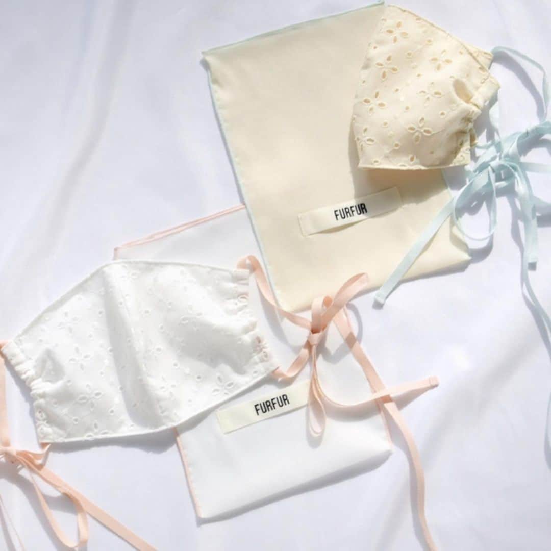 ファーファーのインスタグラム：「【NEW IN】 COTTON LACE MASK  洋服とカラーコーディネートして頂けるよう、 FURFURらしいカラーにこだわったオリジナルのレースマスクが登場！  自在に調整可能なリボンで 顔まわりを華やかに彩ります。  ケース付きで、マスクを外した時にもさっと収納することが出来ます。  マスクの内側・マスクケースには 天然由来の抗菌防臭効果がある裏地を使用。  ハンドウォッシャブルなので、 繰り返しご使用頂くことが可能です。  《お取り扱いに関して》 FURFUR池袋西武店 FURFURオフィシャルオンラインストア USAGI ONLINE  @furfur_official @furfur_official_staff  #FURFUR #ファーファー」