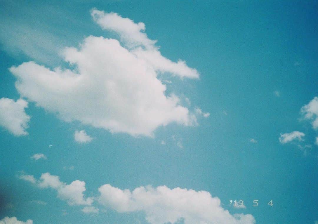 田中えれなのインスタグラム：「くももくもく️️️ ﻿  ハートにもみえるね ﻿ ﻿  ﻿初フィルム現像してきたよ📷 まともに撮れてるのすくなかったけど お空はきれいにとれてた ﻿  ﻿#film #filmphotography   #shooting #photo #photography #photo_jpn #透明感 #fff #ootd #tokyocameraclub #daily_photo_jpn #lovers_nippon_portrait #art_of_japan_ #photogram_archive #good_portraits_japan #team_jp_ #as_archive #bestphoto_japan #indy_photolife #reco_jp」