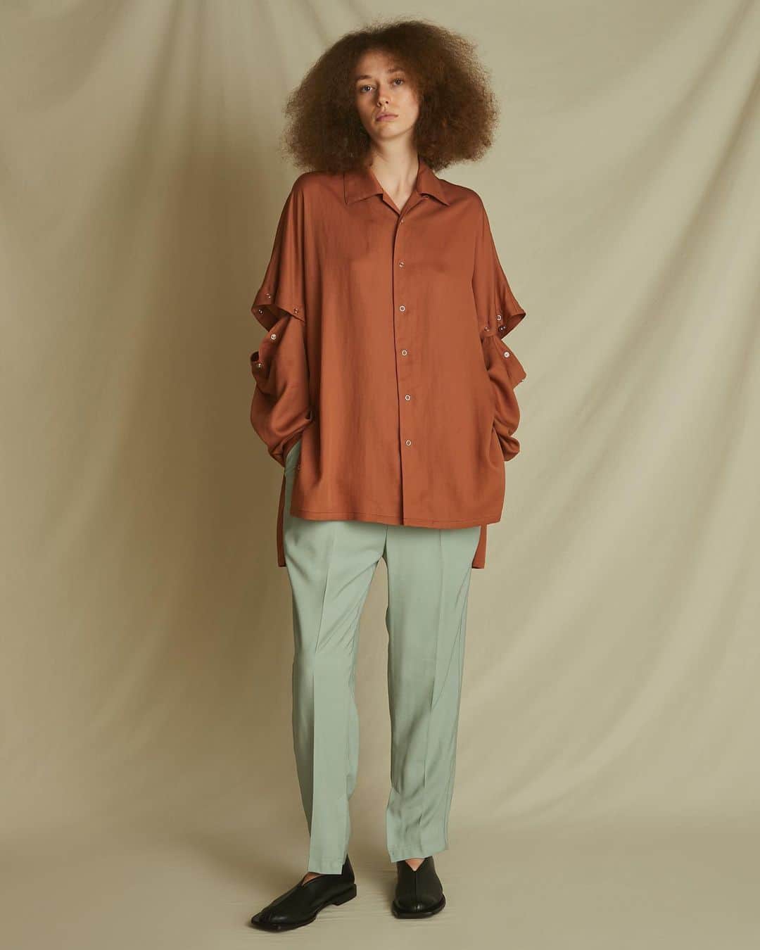 ウィザードのインスタグラム：「2021 SPRING SUMMER COLLECTION “SCREAMING LIFE"  ・DETACHABLE SLEEVE SHIRTS ・DRAPE EASY TROUSERS  #wizzard_fac #wizzard #fashion #tokyofashion #streetfashion #fashionphoto #designersbrand #domesticbrand #mensfashion #2021ss #ウィザード #シャツコーデ  #デタッチャブルシャツ  #クロップドパンツ  #ファッションブランド  #メンズファッション」