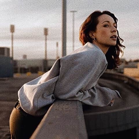 エミリー・スコットのインスタグラム：「My favourite time of day, music gets a little louder 🌅 how about u ...」