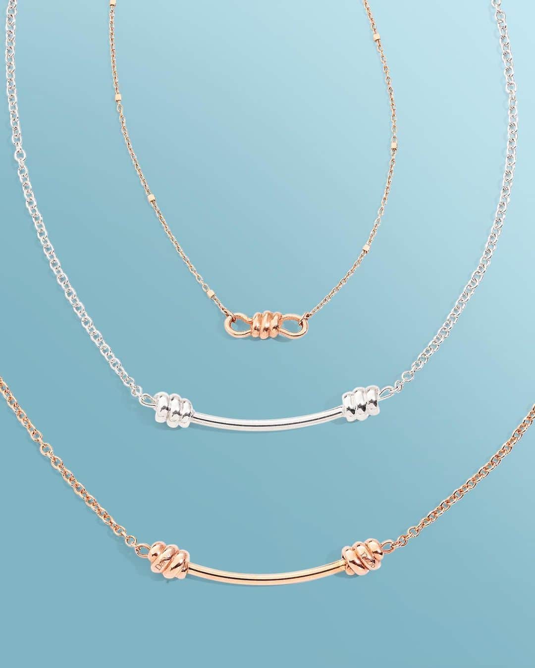 ドドさんのインスタグラム写真 - (ドドInstagram)「@veronicaferraro plays with layers of style with the new Nodo necklaces in rose gold.   #DoDoJewels #CharmingJewelry #DoDoUnites #NodoCollection」1月29日 20時54分 - dodojewels