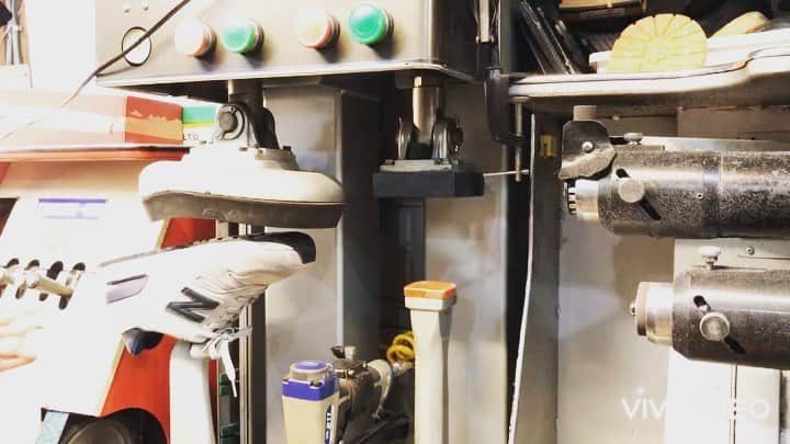のインスタグラム：「ソールの接着。  手の力で足りないものは圧着機を使用します。  #圧着 #スニーカー好き#スニーカーアトランダム #スニーカー #スニーカー修理 #修理職人 #市川 #本八幡 #大阪 #心斎橋 #sneakeratrandom #sneaker #shoestagram #repair」