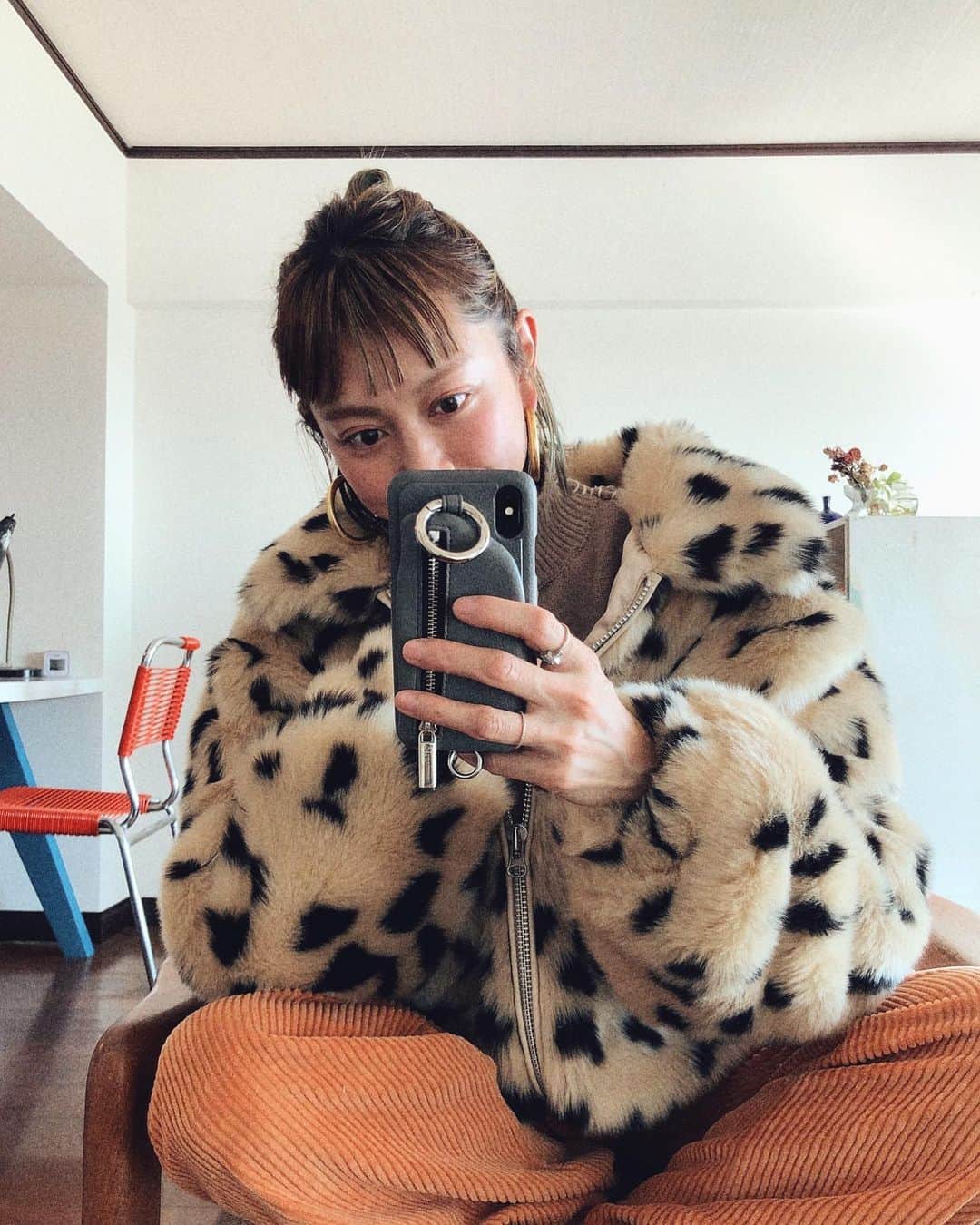 のインスタグラム：「可愛いコート着て ウキウキうきうき♡ 前髪は伸ばしていきまーす(聞いてないw) #大人カジュアル  #ママファッション #ママコーデ #ボブヘア #赤ちゃんのいる生活 #男の子ママ #女の子ママ #子供のいる暮らし #インテリア #ブリーチヘア #前髪ぱっつん #カジュアルコーデ」