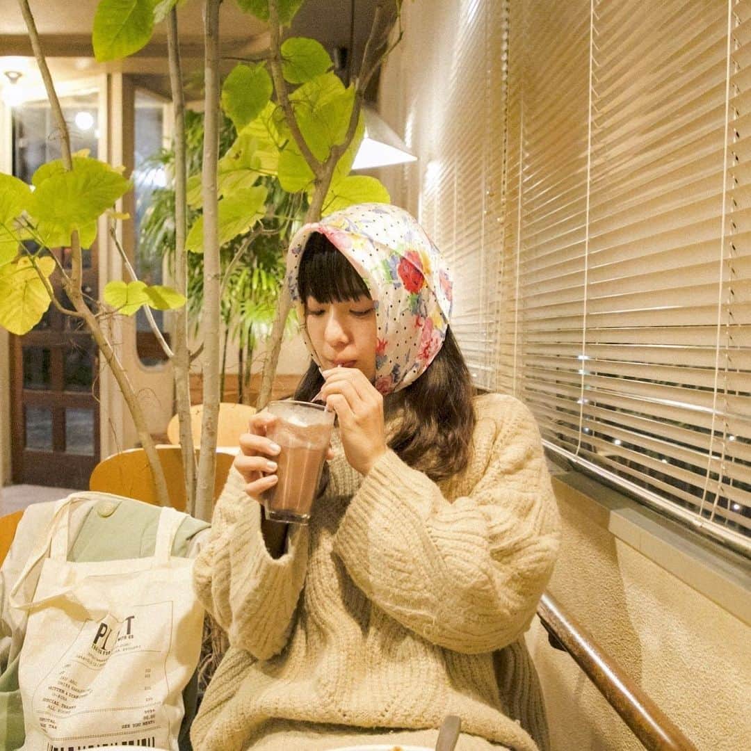 新井郁のインスタグラム：「커피time...🥤  寒いのになんで冷たいの頼んじゃうんだろ… I wanted something hot to drink but i called for ice coffee... 추운데 차가운 음료…🧊🧊🧊」