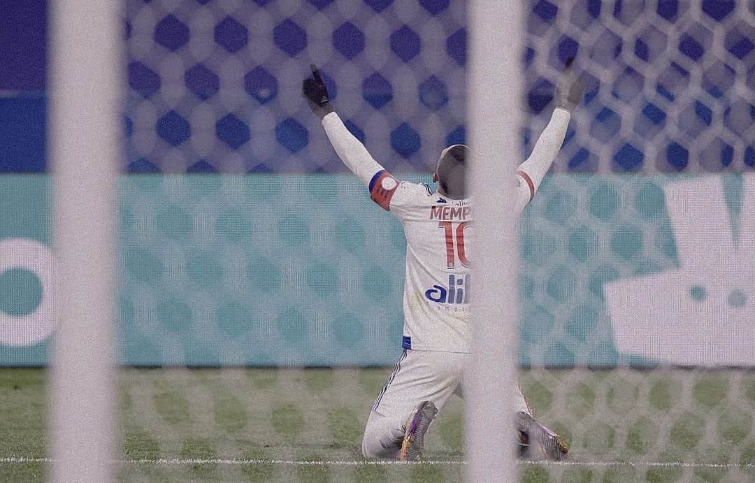 メンフィス・デパイのインスタグラム：「Thank you for another game tonight  #AllGloryToGod」