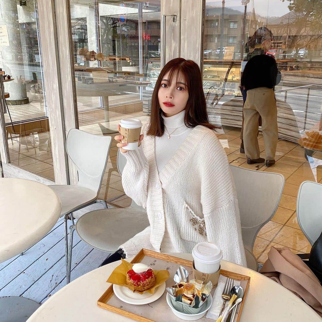 得あゆさんのインスタグラム写真 - (得あゆInstagram)「真冬感☃️❄️ 一目惚れしたカーディガン🤍 @spicaglow 🤍🤍🤍 1000円引きのクーポンコード → fsg11 ・ ・ ・ ・ ・ ・ ・ ・ ・ ・ ・ ・ ・ ・ ・ ・ #冬#雪#テラス#カフェ#カフェ巡り#冬コーデ#ニットコーデ#冬服#カーディガン#ニット#お洒落#インスタ映え#カメラ女子#デート#大人可愛い#大人カジュアル#オトナ女子#コーヒー#ケーキ屋さん#いちご#イチゴ#イチゴタルト#苺#苺スイーツ#knit#cardigan#whitedress#cafestagram #spicaglow#spicaglowstyle」1月29日 20時57分 - tokuayu819