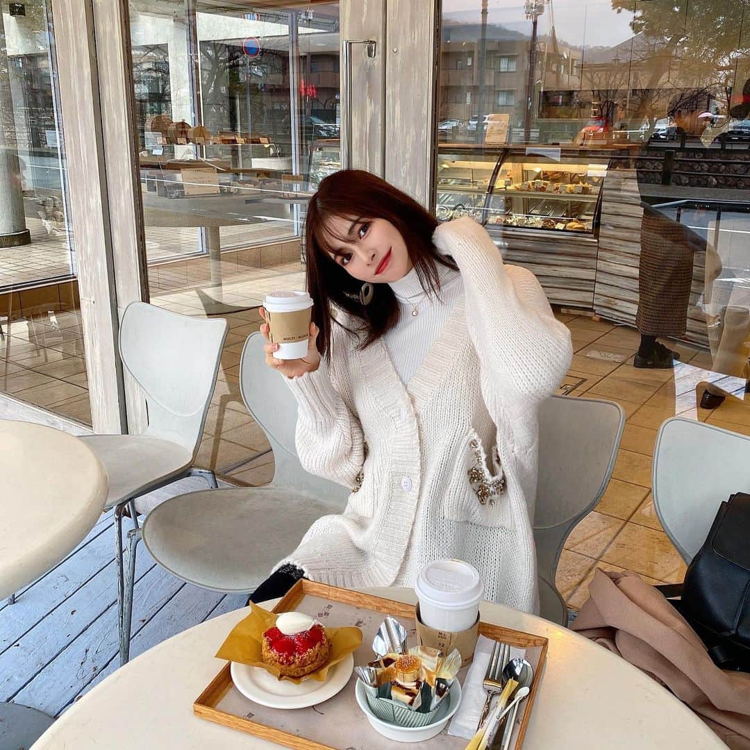 得あゆさんのインスタグラム写真 - (得あゆInstagram)「真冬感☃️❄️ 一目惚れしたカーディガン🤍 @spicaglow 🤍🤍🤍 1000円引きのクーポンコード → fsg11 ・ ・ ・ ・ ・ ・ ・ ・ ・ ・ ・ ・ ・ ・ ・ ・ #冬#雪#テラス#カフェ#カフェ巡り#冬コーデ#ニットコーデ#冬服#カーディガン#ニット#お洒落#インスタ映え#カメラ女子#デート#大人可愛い#大人カジュアル#オトナ女子#コーヒー#ケーキ屋さん#いちご#イチゴ#イチゴタルト#苺#苺スイーツ#knit#cardigan#whitedress#cafestagram #spicaglow#spicaglowstyle」1月29日 20時57分 - tokuayu819