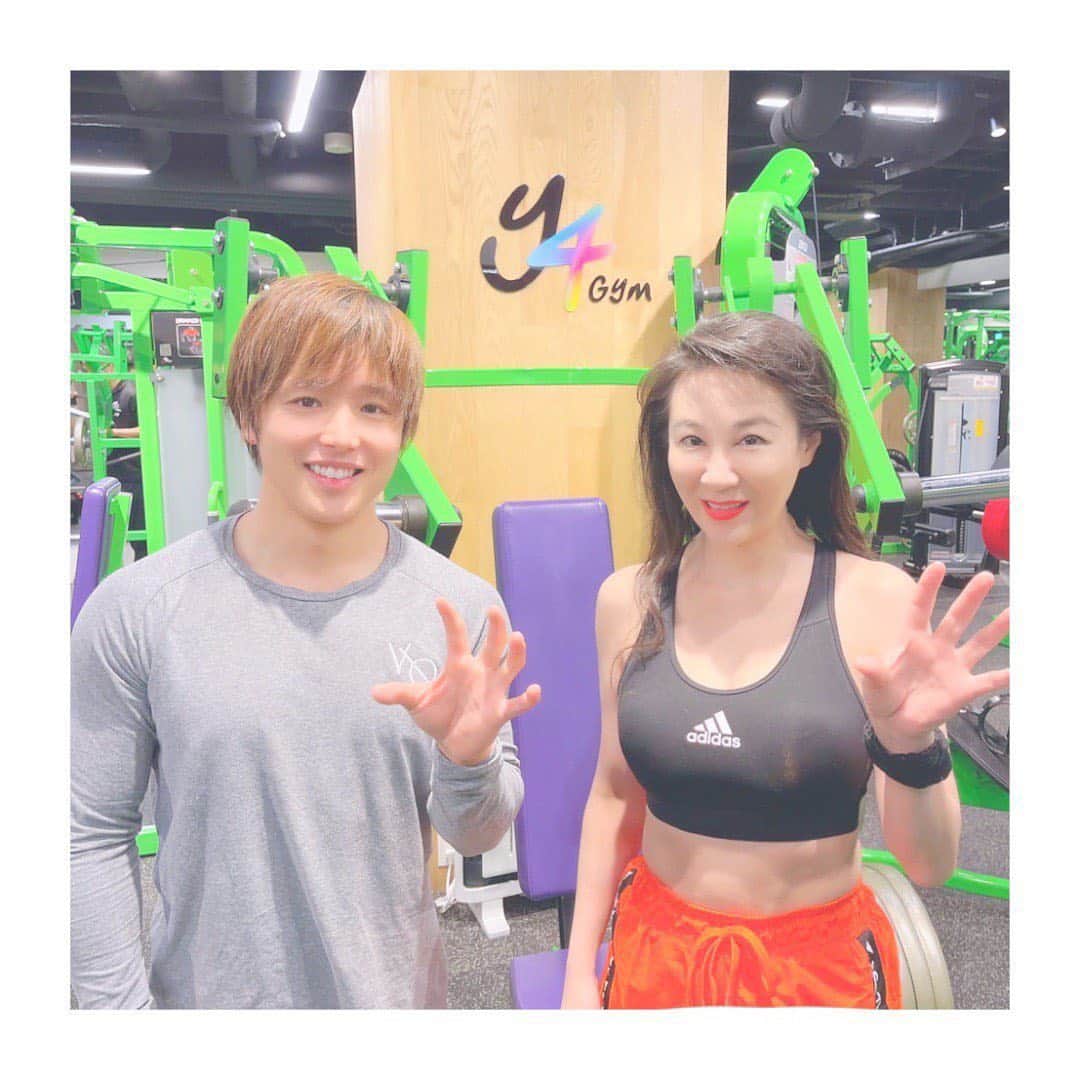 唐沢菜々江のインスタグラム：「大物筋トレユーチューバー✨ ぷろたんさんになんと‼️ 筋トレをご指南頂きました😊✨  ファンである私、思わず緊張のコラボ撮影😵💦  ギクシャクしてしまいましたが それが逆に面白かったと 沢山コメントをいただきました😌  今年は毎年恒例のファスティングに行けず 身体が訛ってしまっておりますので ぷろたん先生にご指南頂きながら 身体を引き締めていきたいと思います❗️💪🤗✨  #ぷろたん #筋トレ #銀座クラブnanae  #銀座 #唐沢菜々江 #ななえママ  #菜々江ママ #東京 #ginza #tokyo #club #クラブ#銀座クラブ #高級クラブ  #Youtube #ユーチューブ #youtuber #nanae #ホステス #nanae #クラブNanae  #ユーチューバー #銀座ななえチャンネル #Y4-GYM」