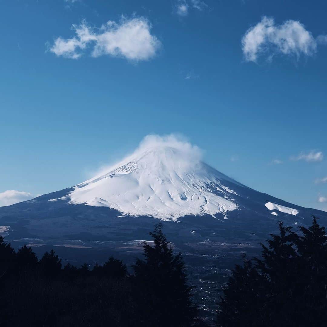 Naokoのインスタグラム：「makeup❄️ * It’s a beautiful day!!  娘と二人でドライブ。 終始富士山に興奮する私と 全く富士山に興味を示さない娘、、笑  ドライブ中はずっと会話しながらで 成長したなぁぁぁ、と。  ドライブは15分が限界だった昔が懐かしい🙄」