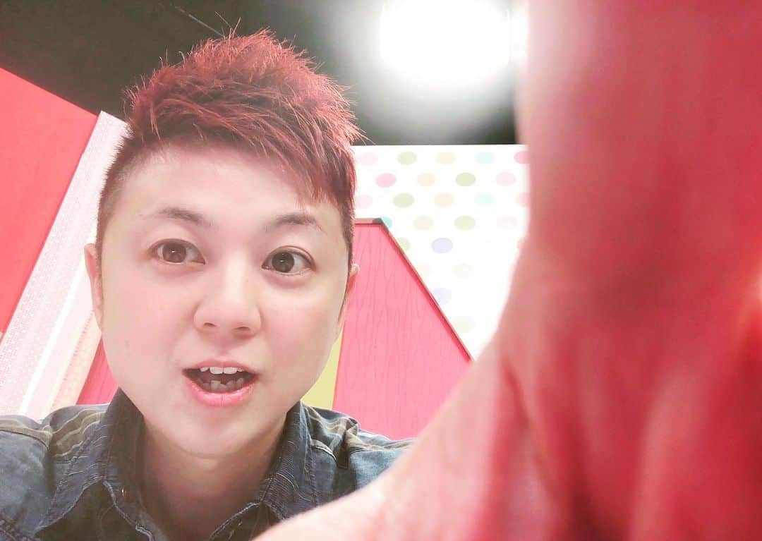 たつをのインスタグラム：「赤髪記念。 ・ 寒いね、、えらく寒いね。。 生放送2日連続頑張りました。 ・ ・ うたた寝したい。 ・ #毛染め #赤髪  #生放送 #つながるnews #jcom  #寒い #たつを」