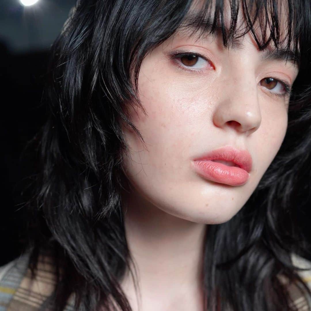 資生堂 のインスタグラム：「. Hair&Makeup by @_rxxexx1_ (松井 怜) Using @journaldelm @lauramercier   @fashion_tsushin  @keito_1214  @auralee_tokyo   ・・・ 【Beauty Moment】  ヘアメイクの力で新たな美が誕生する瞬間を伝えるコーナー、「Beauty Moment」。  今回は、私らしさを生かし、 個人を賞賛したメイクを提案する「ローラ・メルシエ」を特集。  モデルを務めるのは雑誌やコレクションなど多岐にわたる活躍を見せるKEITO。 彼女が身に纏うのは、「上質で洗練された洋服」がコンセプトの「オーラリー」。  資生堂ヘアメイクアップアーティストの松井怜が、「ベーシックだけど新しい」をテーマに目もとにフォーカスしたメイクを提案する。  ※こちらは新型コロナウイルス対策をしながら撮影しました。  12MAKEUP LESSON ● 肌 プライマーとファンデーションを使い、薄づきでうるおいと血色感の残る 肌に仕上げる。  ● 目もと アイカラーを２往復ぐらいまぶたに塗り、ブラシを使ってアイホール全体にぼかし広げる。  ブラシにアイカラーを取り、 目尻の３分の１からラインを引くように描く。  ● ほお チークは骨格を起こすように 内側から外側に向かって優しくぼかし広げる。  ● 口もと リップを直接中央から広げて輪郭をなぞる。  【使用商品】 ● 肌 LAURA MERCIERピュア キャンバス パワー プライマー スーパーチャージド エッセンス https://www.shiseido.co.jp/sw/c/products/SWFG070410.seam?shohin_pl_c_cd=E88101&online_shohin_ctlg_kbn=1  LAURA MERCIERフローレス ルミエール ラディアンス パーフェクティング クッション https://www.lauramercierjapan.com/flrp-cushion-lp-202002.html  ● 目もと LAURA MERCIERキャビアスティック アイカラー 24 GINGER LAURA MERCIERキャビアスティック アイカラー 31 INTENSE MOONLIGHT https://www.lauramercierjapan.com/キャビアスティック-アイカラー-prod450002.html  ● ほお LAURA MERCIERブラッシュ カラー インフュージョン 04 GINGER https://www.lauramercierjapan.com/ブラッシュ-カラー-インフュージョン-prod12702098.html  ● ⼝もと LAURA MERCIERルージュ エッセンシャル シルキー クリーム リップスティック 04 BRUN PÂLE https://www.lauramercierjapan.com/ルージュ-エッセンシャル-シルキー-クリーム-リップスティック-prod12704667.html  ● ブランド AURALEE https://auralee.jp  【ファッション通信】 BSテレビ東京にて毎週土曜夜11時放送中」