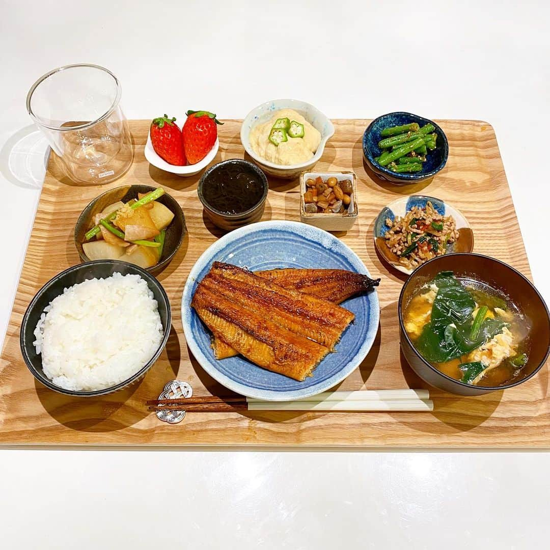 姫野れみのインスタグラム：「#石毛家の食卓 👨🏿‍🍳 ビタミンE、ビタミンB群+アリシンで疲労回復と カルシウム、DHA、大豆レシチンで また明日からのパワーに変えられるように💪🏾 味付けはシンプルにしています😌  🐟#鰻の蒲焼き 🐷#豚そぼろとニラのスタミナ炒め 🥔#大和芋のとろろ 🥒#いんげんの胡麻和え 🧅#かぶとハムのレモンソテー 🫒#五目豆 🌊#もずく酢 🍚#白米 (頂き物の新米✨) 🍲#ほうれん草と卵の味噌汁 🍓#あまおう  #サッカー選手のごはん #アスリートフードマイスター #アスリート飯 #料理 #和食 #夕食 #夕飯 #夜ご飯 #晩ごはん #夜ご飯 #夜ごはん #和食ごはん #手作り料理 #手作りごはん #おうちごはん #レシピ #dinner #food #cooking」