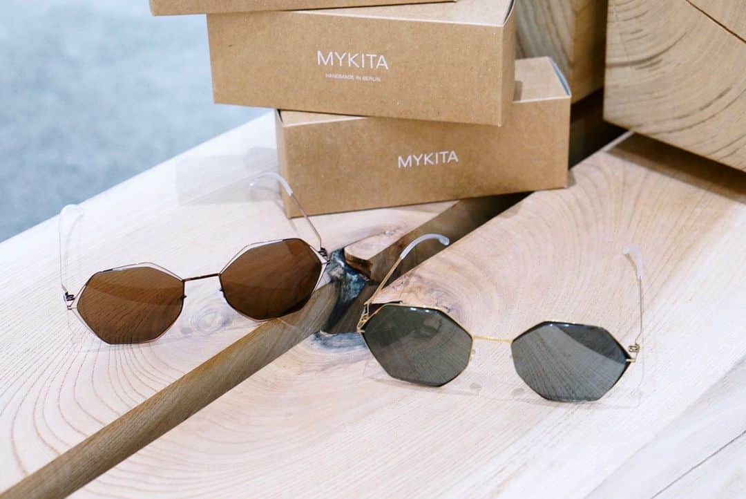 MYKITA SHOP TOKYOのインスタグラム：「ユニークな多角形のサングラスモデル、ALESSIA Purple Bronze/Sand/ClayとGold/Jet Blackです。 Characteristic octagon sun model, ALESSIA Purple Bronze/Sand/Clay and Gold/Jet Black.  — #MYKITA #mykitashoposaka」