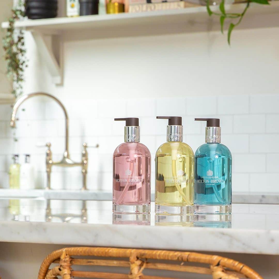 モルトンブラウンのインスタグラム：「Switch up your hand care rituals and make a positive impact on the world around us with our reusable glass bottles. Simply fill them up time and time again to ensure you never run out of your favourite.  Tap the link in bio to discover our sustainable resolutions.」