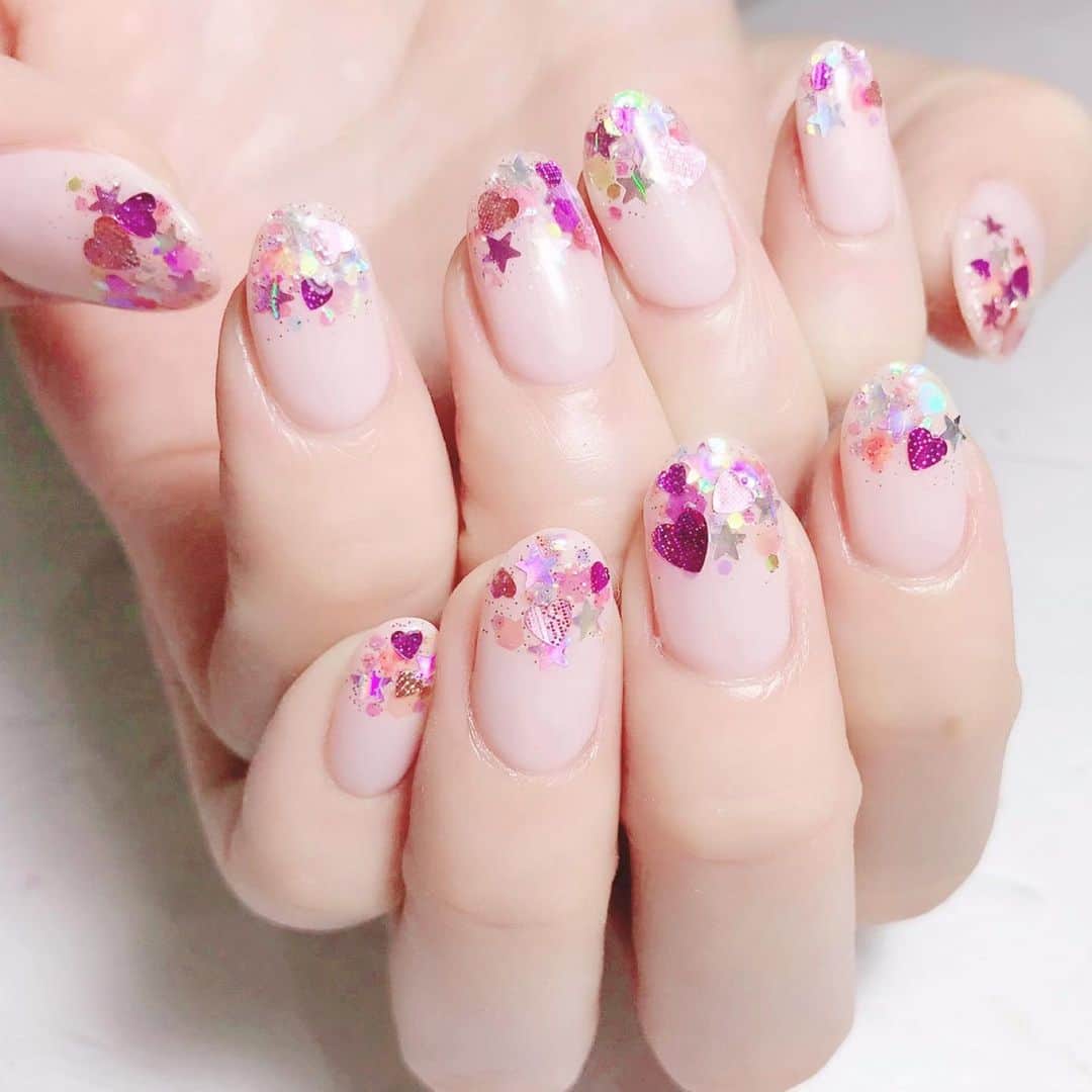 なかやまちえこのインスタグラム：「ピンクのネイル💅⠀ ⠀ ベースにきまぐれキャット ピグメント 6008スモークに、ハートや星、ラメを全てピンクで色違いで先端に乗せました☺️✨⠀ ⠀ #nail #nails #nailart #ネイル #美甲 #ネイルアート  #japanesenailart #manucure #japanesenails #manicurist #gelnails #أظافر #네일아트 #미용 #vẽmóng #グリッターネイル #ラメネイル #glitternails #pinknails @kimagure_cat_whim @aby_sharenail」